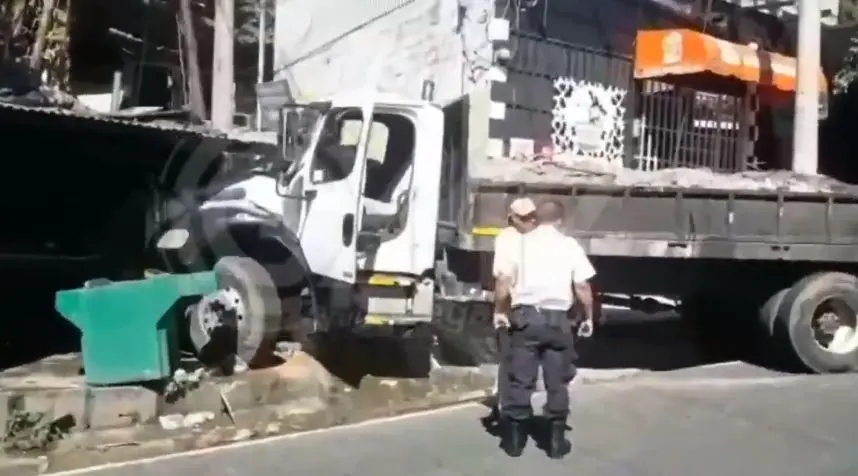 Se estrealla contra pupuser&iacute;a