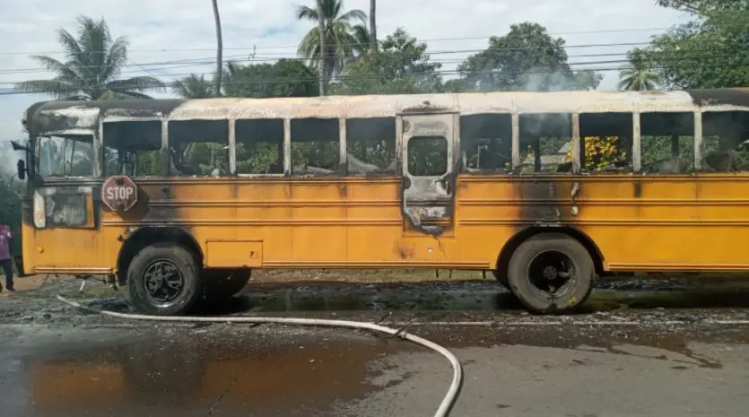 Bus quemado en Usulut&aacute;n2