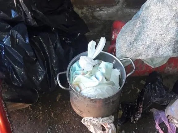 Beb&eacute; en recipiente