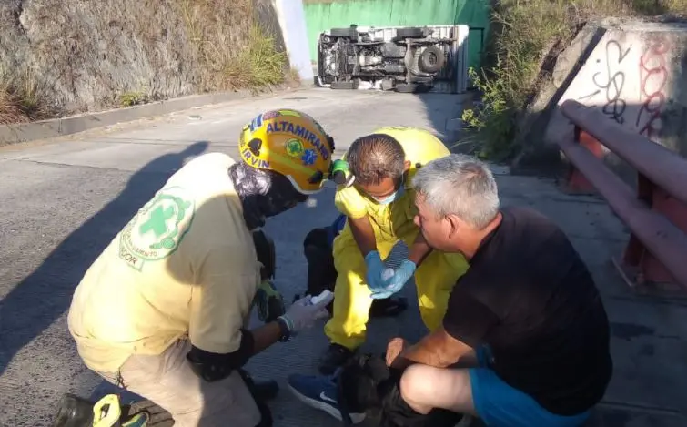 Sobrevive a vuelco de cami&oacute;n