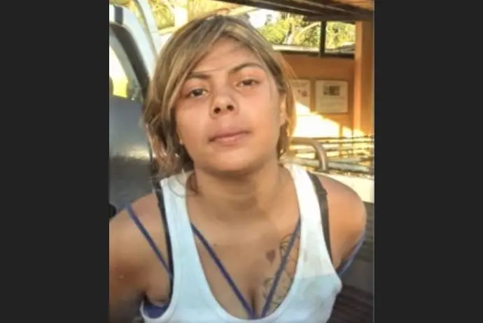 Mujer intentando meter celular