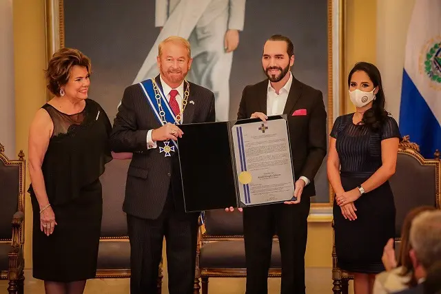 Condecoraci&oacute;n al embajador