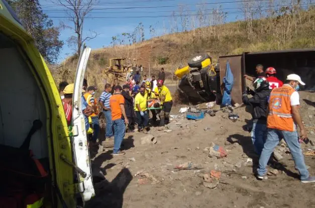 Rescatan a conductor de cami&oacute;n