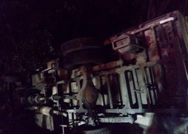 Dos hombres sobreviven a vuelco de cami&oacute;n