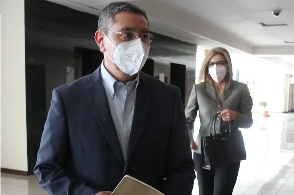 Ren&eacute; Figueroa y esposa