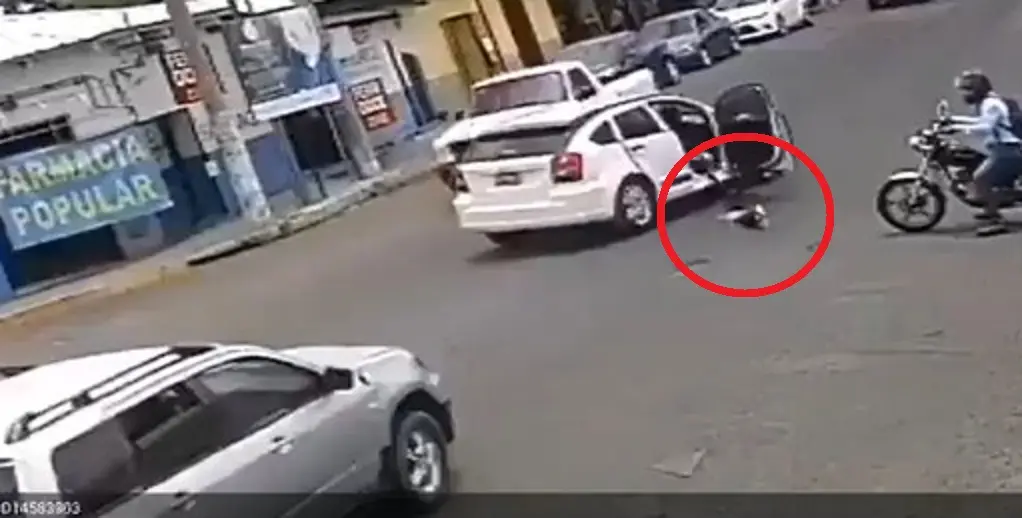 Ni&ntilde;o cae de carro en Santa Ana