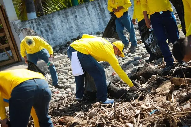 Reos limpiando playas
