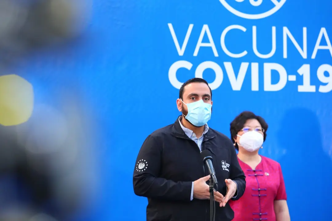 Alab&iacute; en conferencia