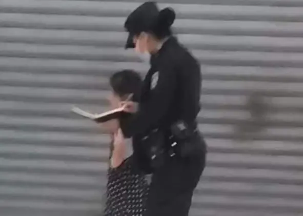 Ni&ntilde;a abandonada en Metrocentro de Sonsonate