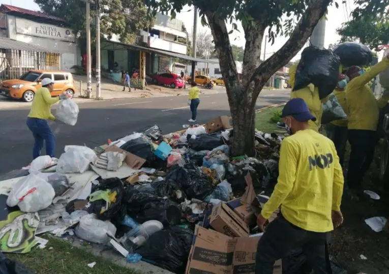 Retiran basura en bulevar Los H&eacute;roes