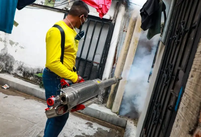 Fumigaci&oacute;n en colonias de San Salvador