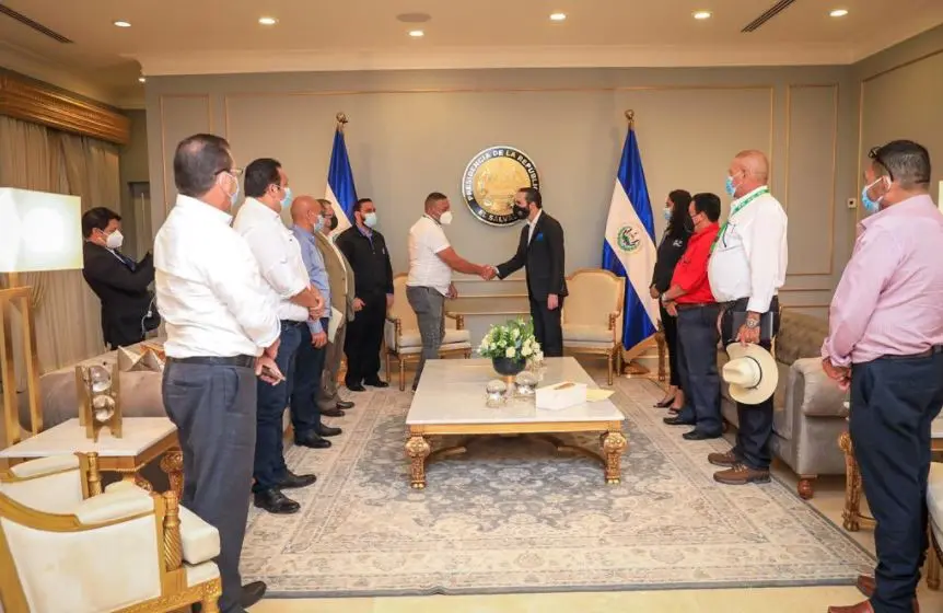 Donan vacunas a 7 alcaldes hondure&ntilde;os