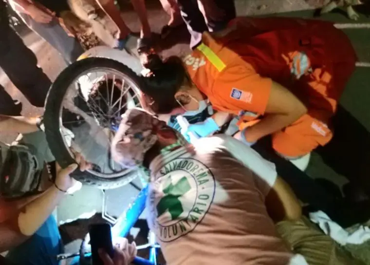 Ni&ntilde;o en bicicleta en Mejicanos