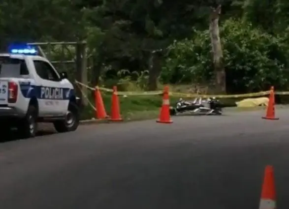 Motociclista muere al chocar contra microb&uacute;s