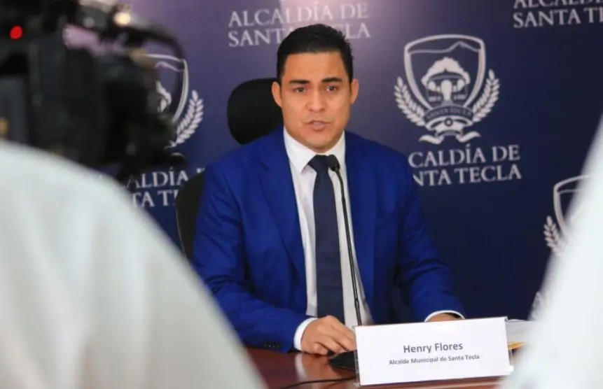 Alcalde  de Santa Tecla Henry Flores