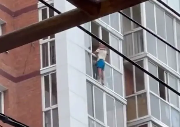 Hombre en balc&oacute;n