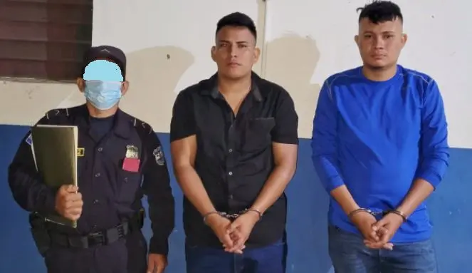 Coyotes con dos mujeres y cuatro ni&ntilde;as