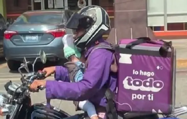 Repartidor con un beb&eacute;