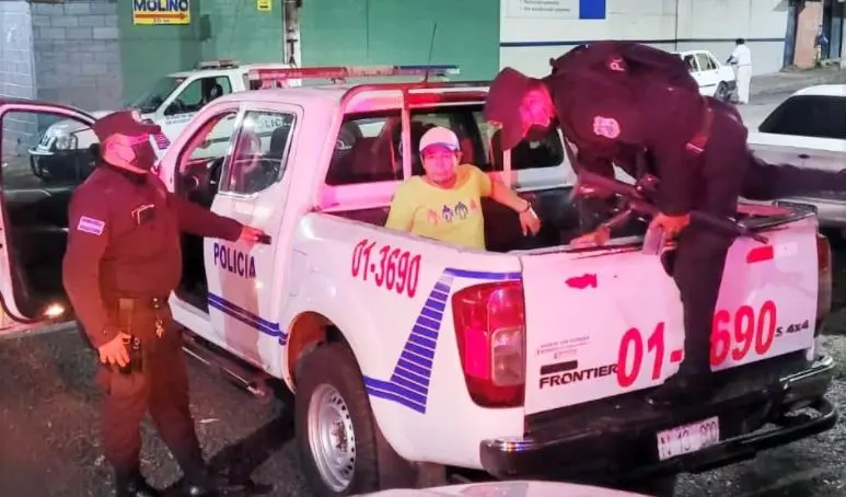 Toc&oacute; los pechos de una mujer