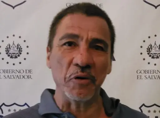 Rob&oacute; celular cuando bajaba de bus