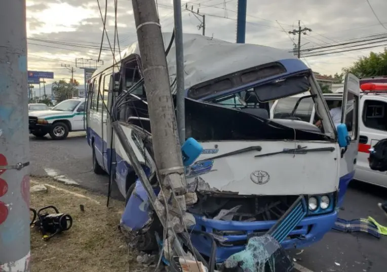 Microb&uacute;s de la 52 choc&oacute;