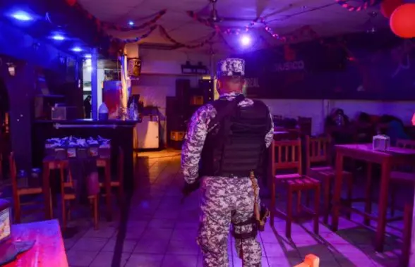 Dos bares de la zona real