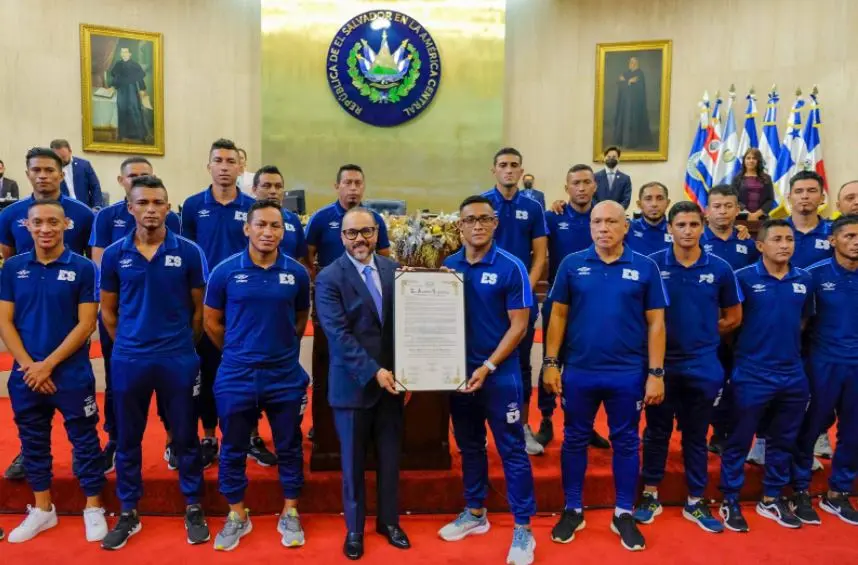 jugadores de la Selecci&oacute;n Nacional de f&uacute;tbol playa
