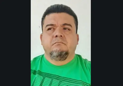 es acusado de cobrar $7,000