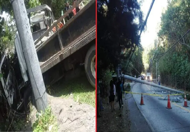 Cami&oacute;n se estrella contra postes