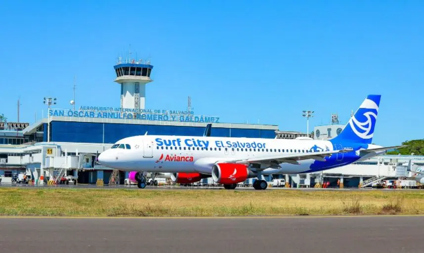 Avi&oacute;n Surf City