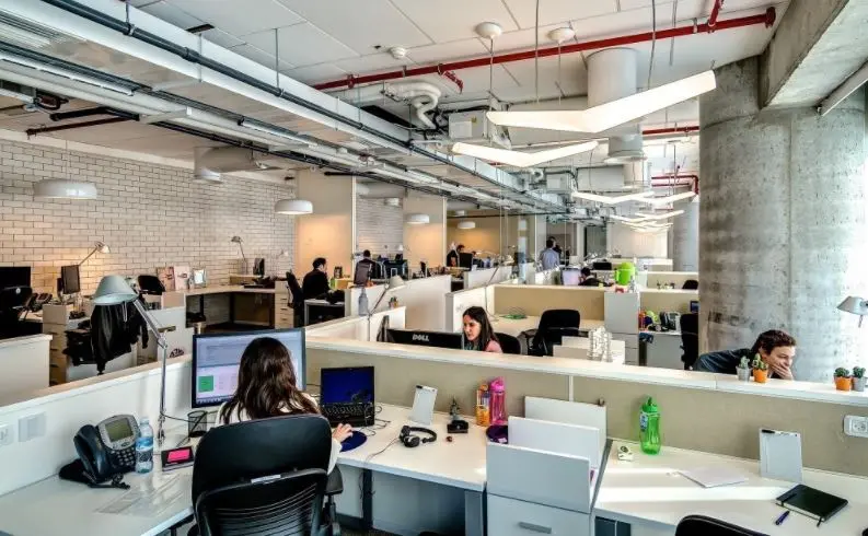 Oficina con pocos empleados