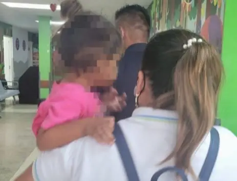 Abandonan a ni&ntilde;a y madre ebria la llega a recoger
