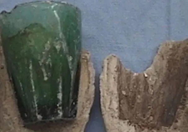 Vaso de vidrio en el est&oacute;mago