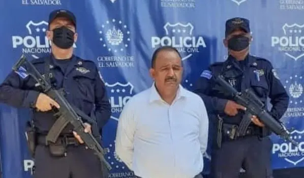 Profesor toc&oacute; a alumna