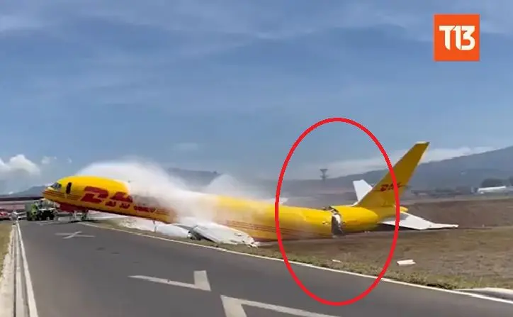 Avi&oacute;n se parte en dos en Costa Rica
