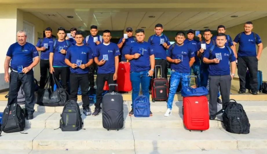 Grupo de salvadore&ntilde;os viaja a Houston