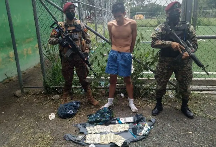 Pandillero intent&oacute; sobornar a militares