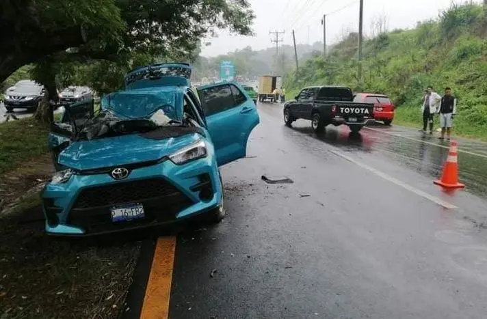 Empleado muere al chocar contra dos &aacute;rboles