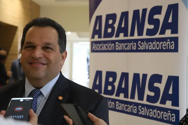 Reuni&oacute;n de banqueros afiliados a ABANSA en el Hotel Crown Plaza en San Salvador, el 25 de mayo de 2022.