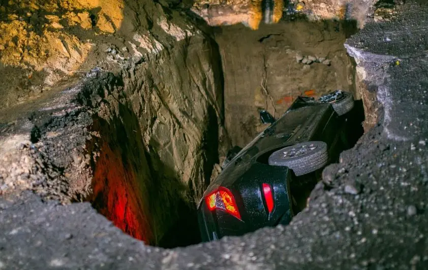 Ebrio cae a c&aacute;rcava