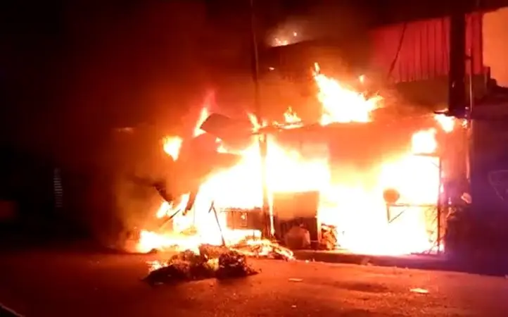 Tres puestos del mercado Col&oacute;n de Santa Ana