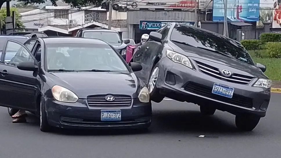 Veh&iacute;culo qued&oacute; montado