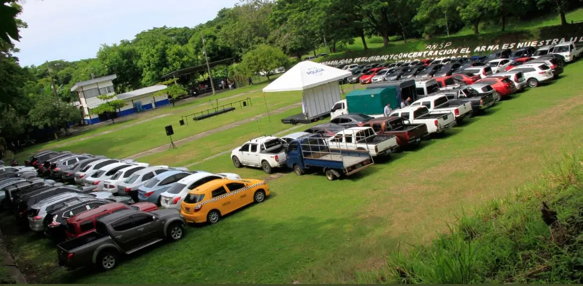 Cien veh&iacute;culos a la PNC