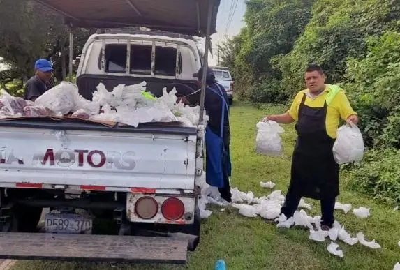 Tirando basura y lo multan