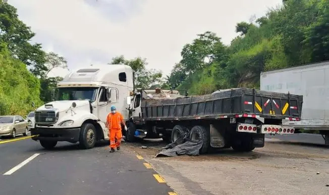 Conductor de cami&oacute;n muerto en la de Oro