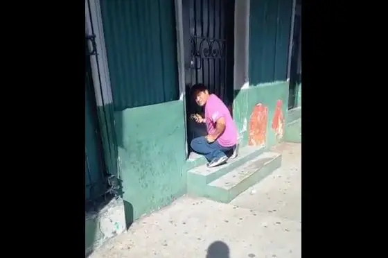 Sujeto tratando de abrir un local