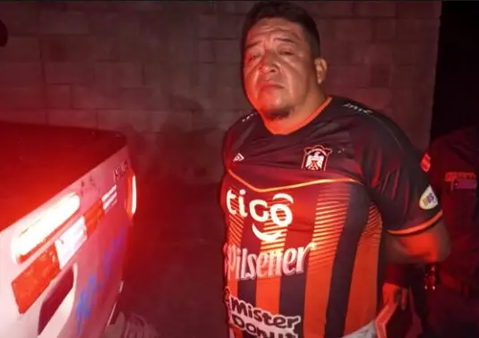 Les dispar&oacute; a polic&iacute;as