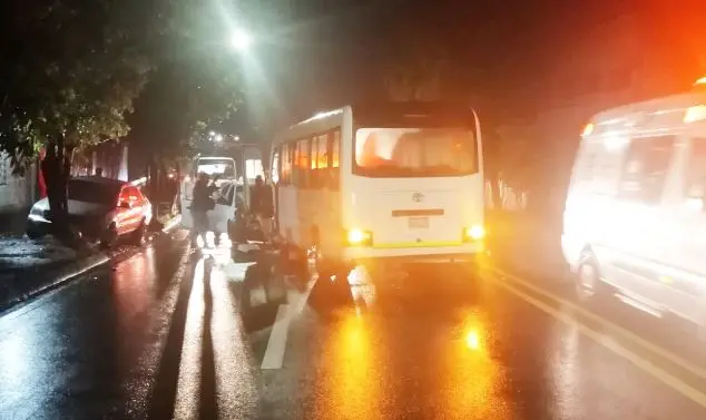 Choque de microb&uacute;s en bulevar Venezuela