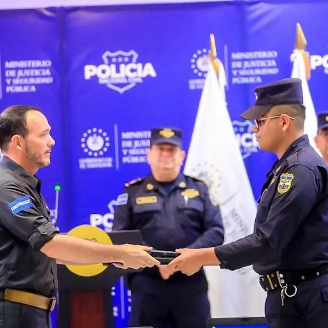 VILLATORO ENTREGA EQUIPO A PNC