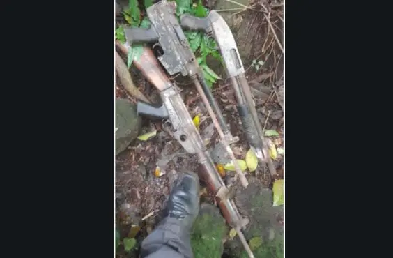 Armas en un r&iacute;o